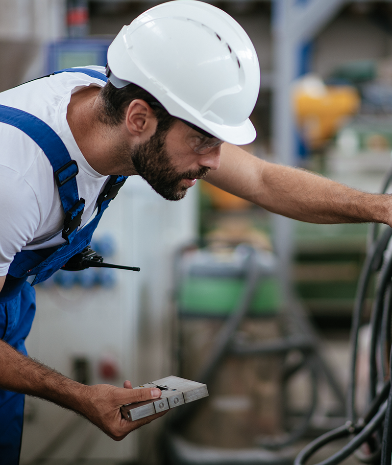 Tecnico industriale durante il controllo di impianti e sensori
