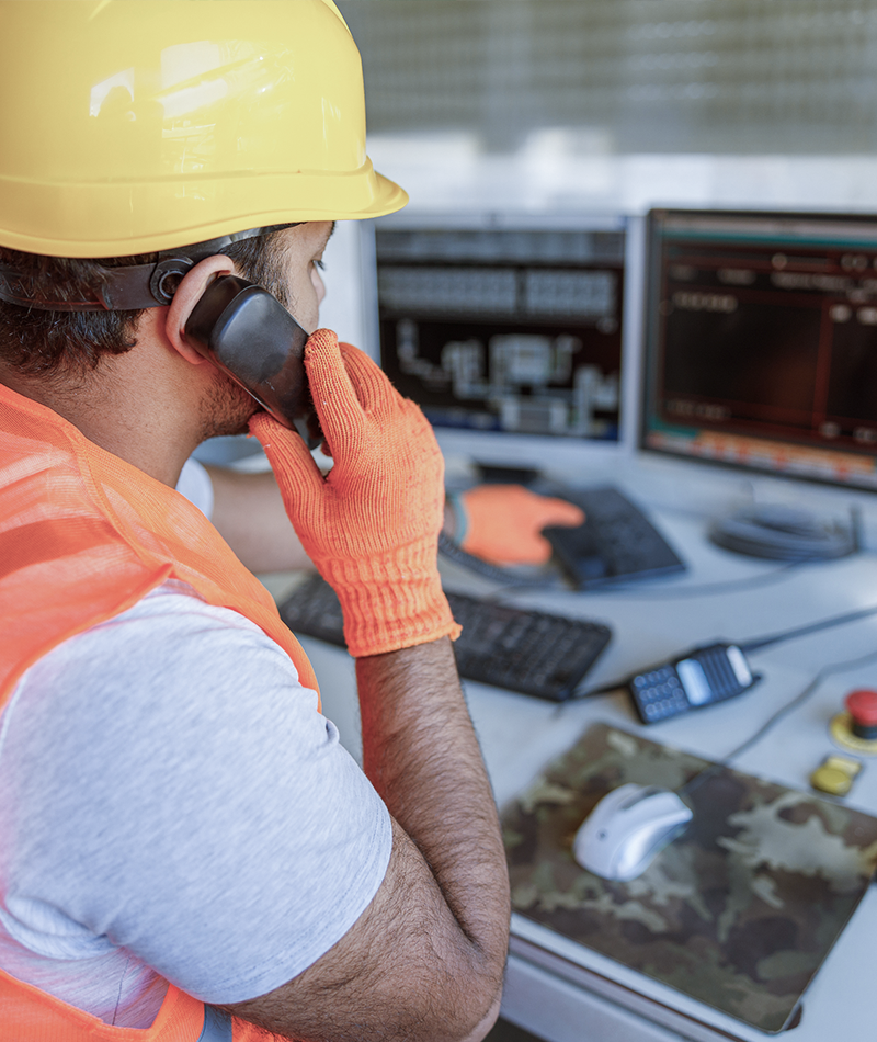 Operatore industriale che utilizza un telefono DECT